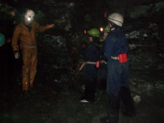  Líder mostrando las maravillas subterráneas.JPG